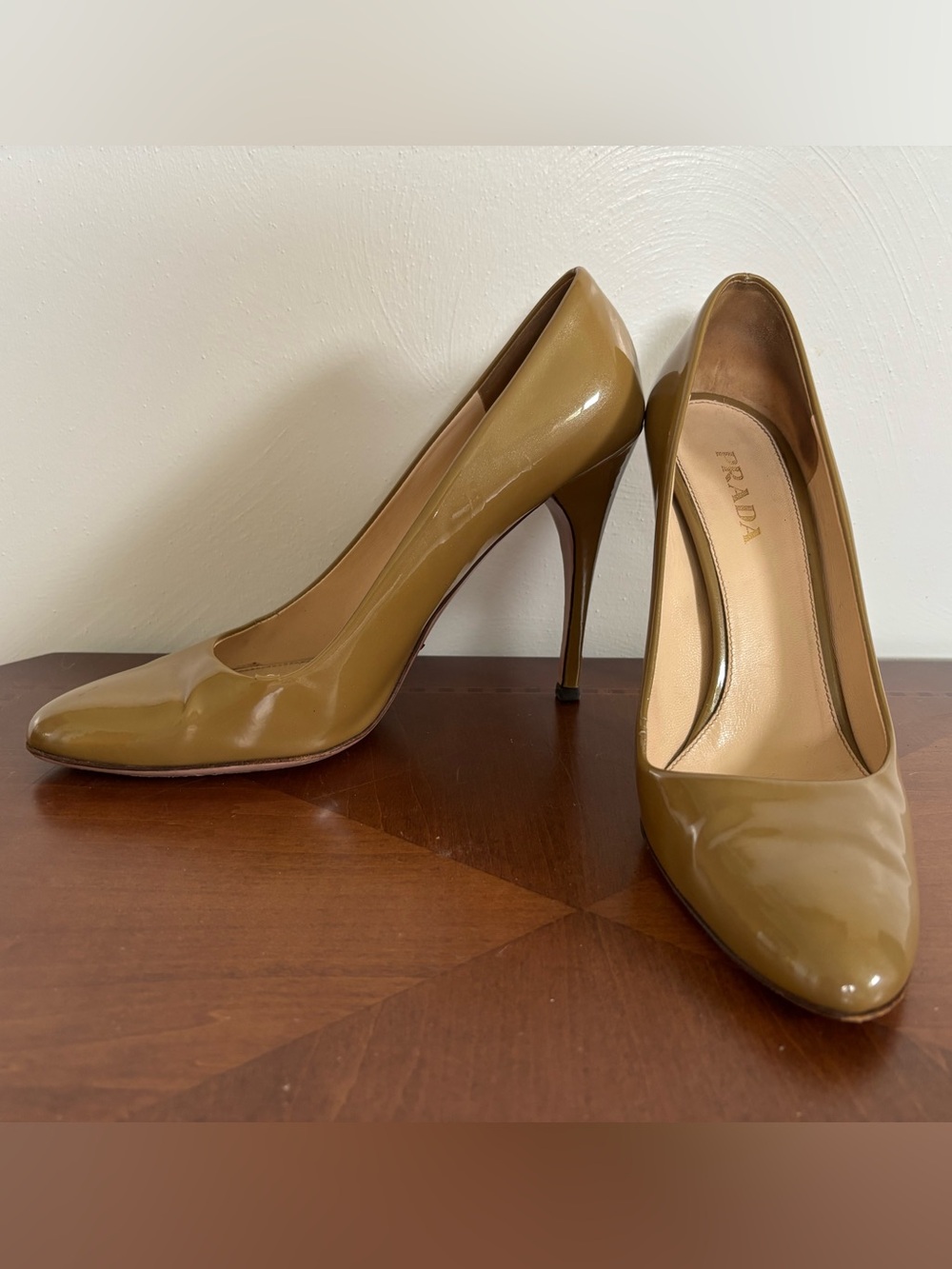 Prada Patent Leather Round Toe Pumps Tan Olive Brown Size 39.5 Made in Italy
